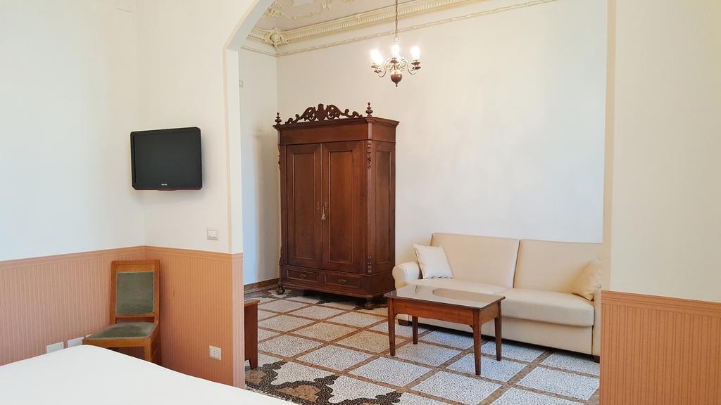 Roma E Rocca Cavour 3*